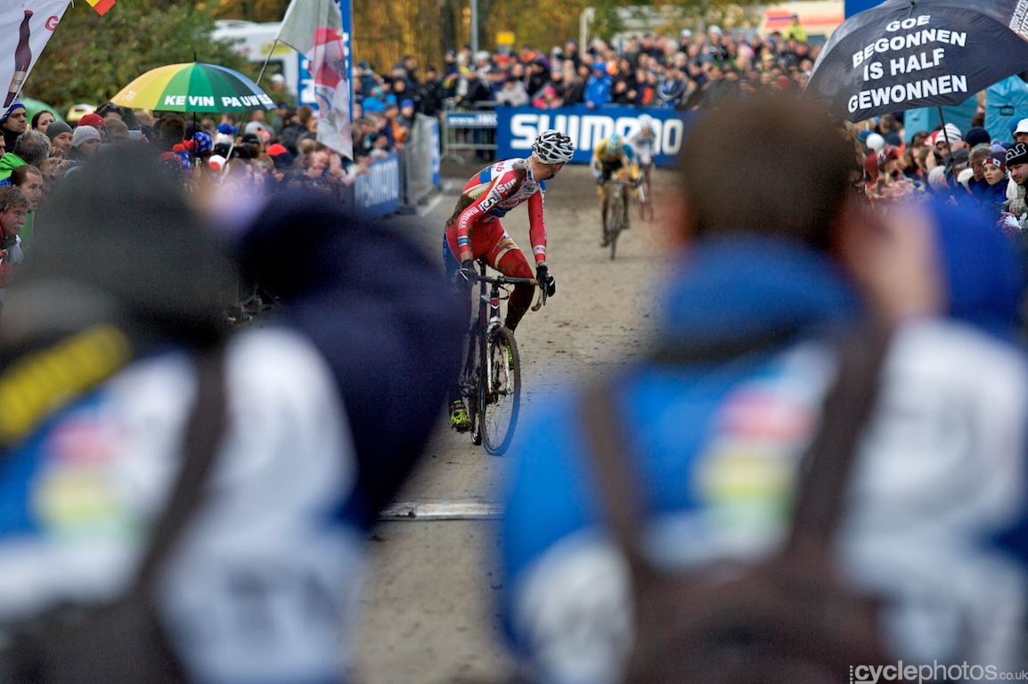 Vantornout, the great team mate he is, turns back to check whether Pauwels has got a chance to grab the second place but Peeters' presence meant that giving up second wouldn't do any good to Pauwels, so he reluctantly crossed the finish line Vantornout, the great team mate he is, turns back to check whether Pauwels has got a chance to grab the second place but Peeters' presence meant that giving up second wouldn't do any good to Pauwels, so he reluctantly crossed the finish line
