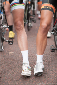 Leg-off between Marianne Vos and Lizzie Armitstead before the 2014 Prudential RideLondon Grand Prix.