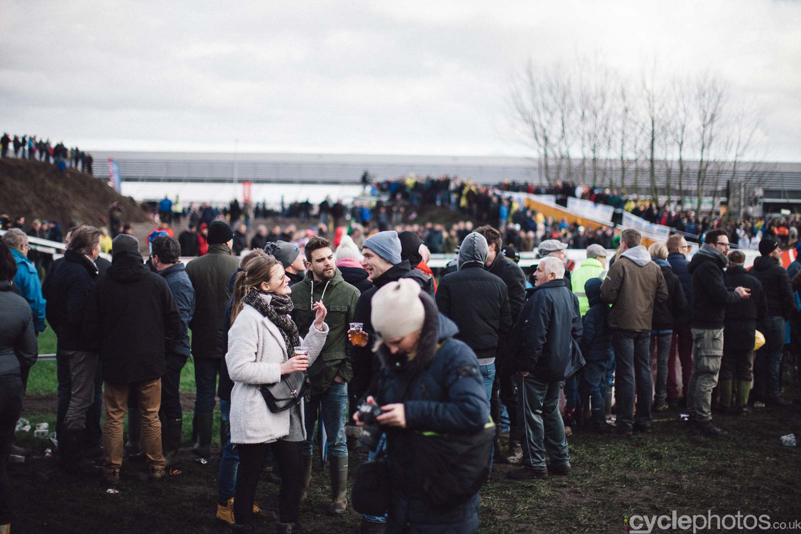 2016-cyclephotos-cyclocross-hoogstraten-153711-crowd